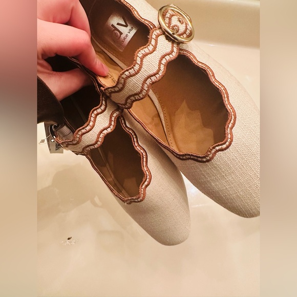 NWT Dolce vita Scalloped Mary Jane Flats - Beige Canvas Size 6 1/2. - Picture 8 of 9